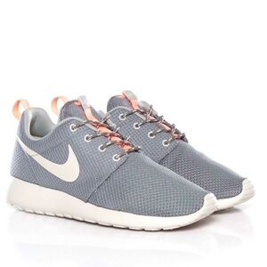 NIKE WOMENS ROSHE RUN SNEAKER
511882-005 GRAY PINK SIZE 9